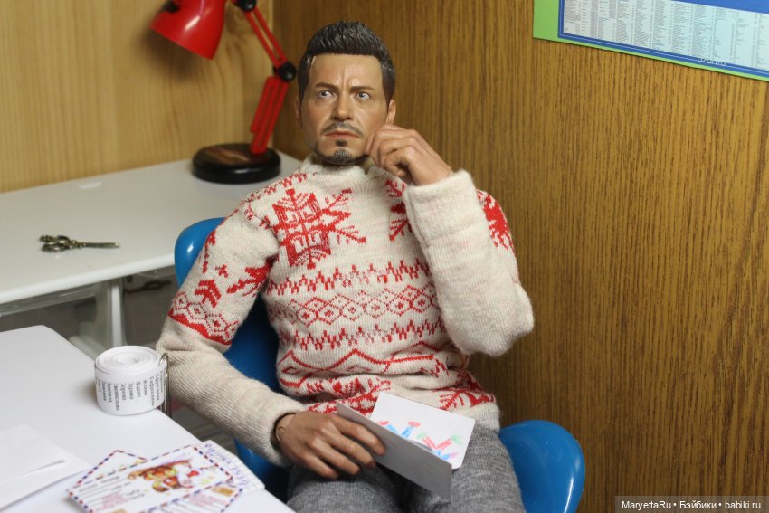 Дед Мороз и "Э.Л.Ь.Ф.ы". К нему попадают шифровки