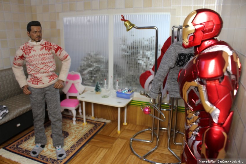 Дед Мороз и "Э.Л.Ь.Ф.ы". К нему попадают шифровки