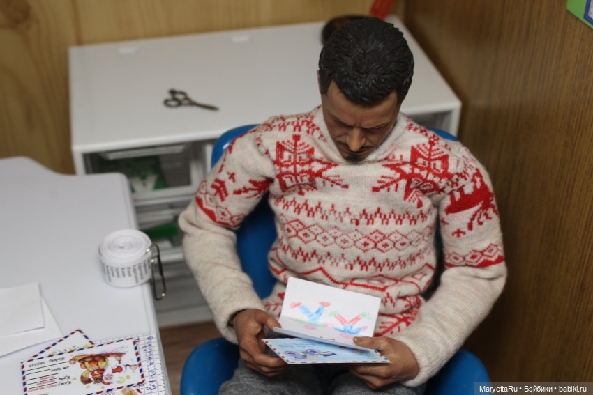 Дед Мороз и "Э.Л.Ь.Ф.ы". К нему попадают шифровки