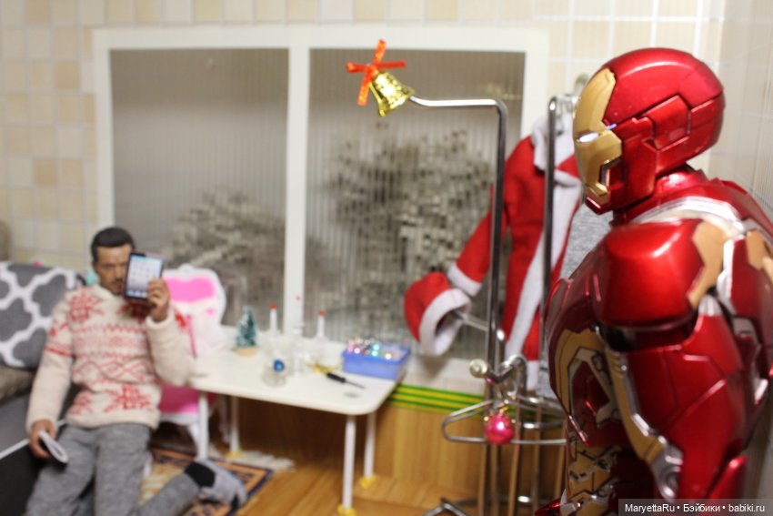 Дед Мороз и "Э.Л.Ь.Ф.ы". Он уже уходит