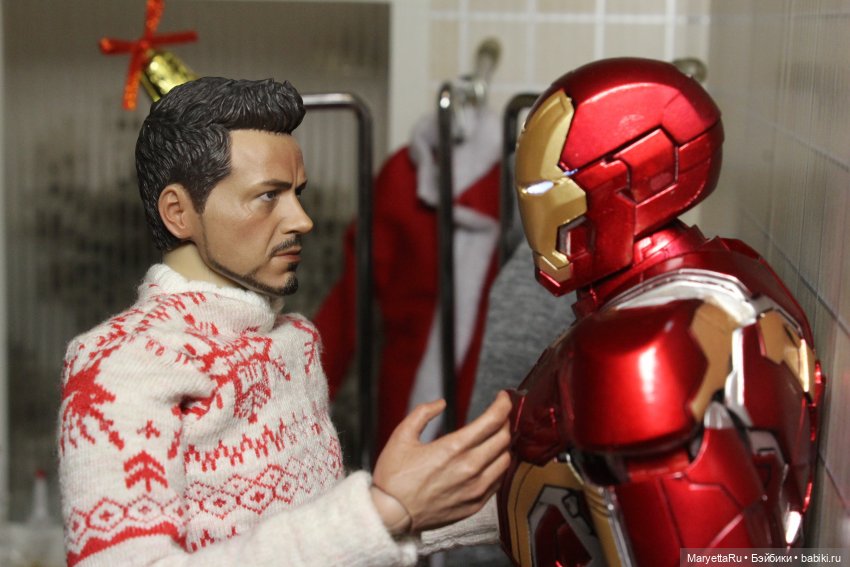 Дед Мороз и "Э.Л.Ь.Ф.ы". Он уже уходит