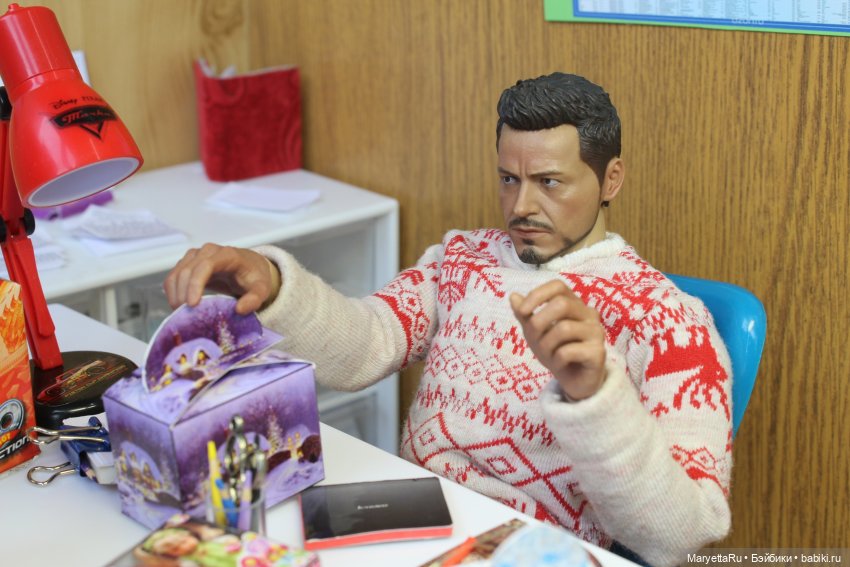 Дед Мороз и "Э.Л.Ь.Ф.ы". Упаковочный цех шокирует его