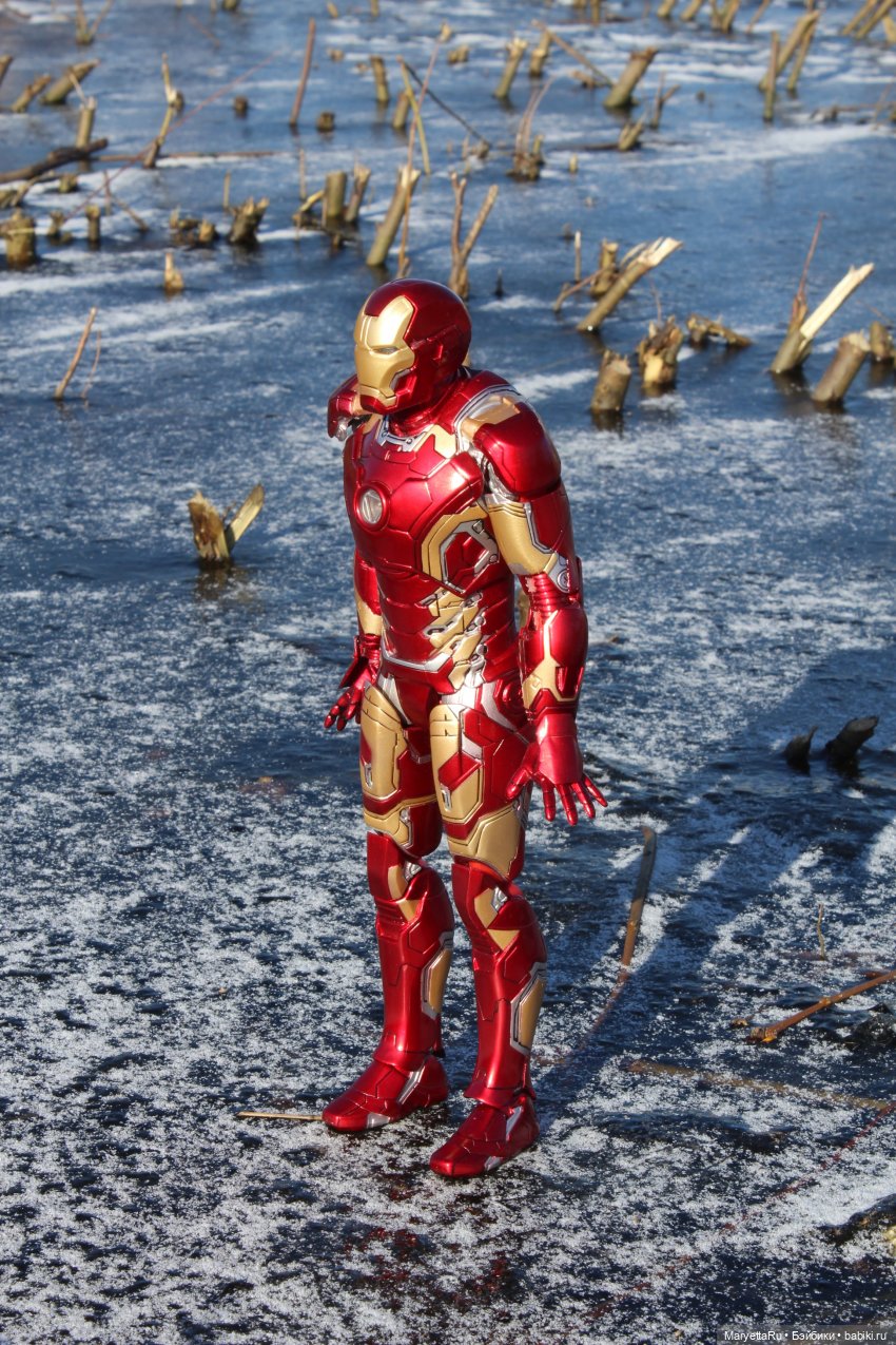 Дед Мороз и "Э.Л.Ь.Ф.ы". Он уже уходит