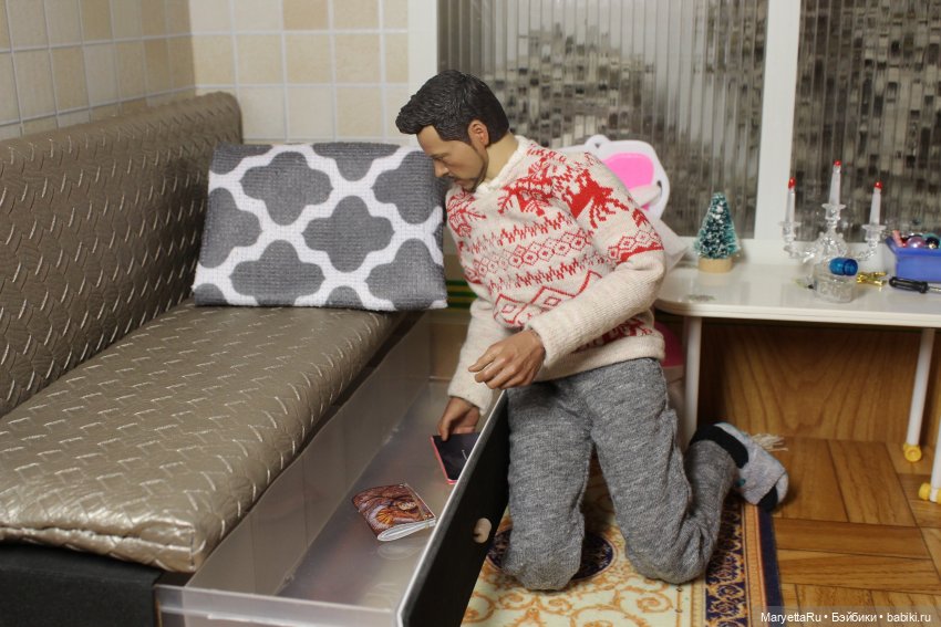 Дед Мороз и "Э.Л.Ь.Ф.ы". Он уже уходит