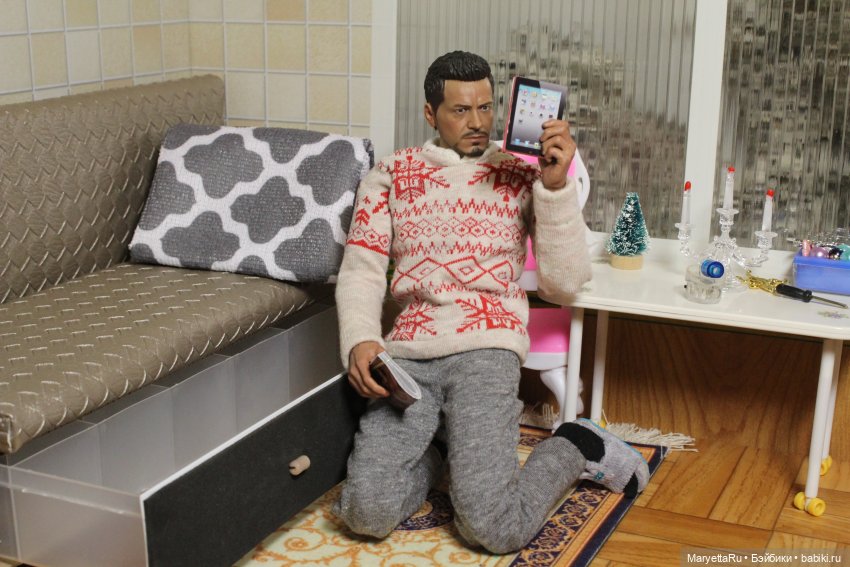 Дед Мороз и "Э.Л.Ь.Ф.ы". Он уже уходит