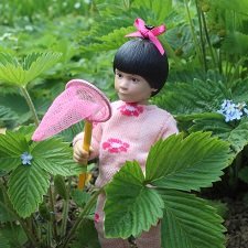 Мелоди ловит бабочек