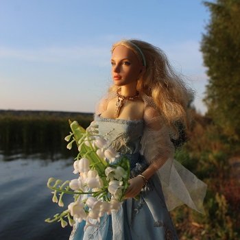 Прогулки вдоль реки с цветами