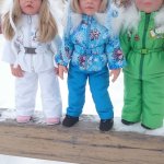 Мы в костюмчиках стоим,скоро Вас мы навестим!Открывайте ворота,выбегает детвора!