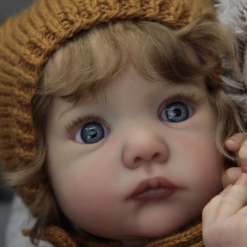 Малышка из молдика Kobi скульптора Karola Wegerich