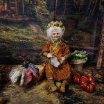 Лесная бабушка-фея, вяжет носочки лесным жителям