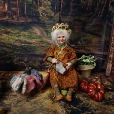 Лесная бабушка-фея, вяжет носочки лесным жителям