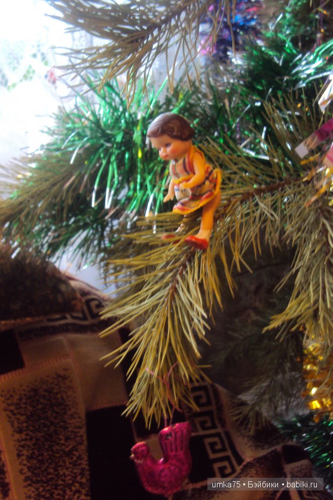 Новый год закончился и Майя помогает снять игрушки. Новый год закончился и Майя помогает снять игрушки.