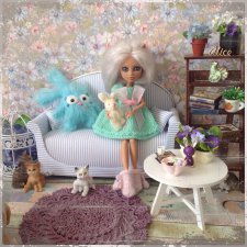 Алиса и её любимый диван... настолько, что удостоился собственного имени