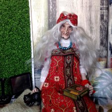 "Избушка о куриной ножке, об одном окошке, с крытым красным крыльцом, на куриных лапках, на веретенных пятках"