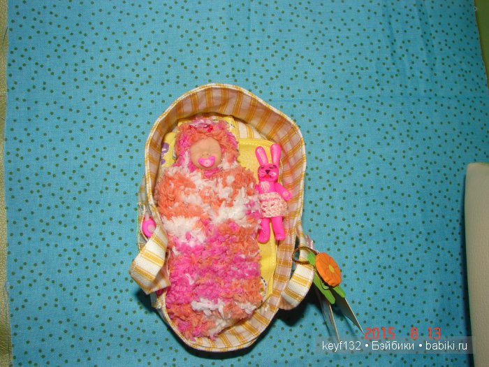 Малышка Аврора в люльке-переноске