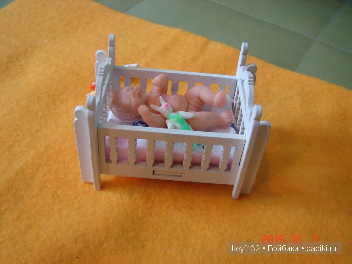 Сладко спим в кроватке с любимой игрушкой