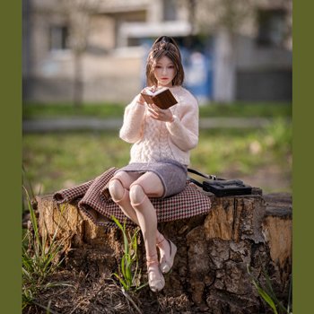 Мэнди в парке, весна 2024