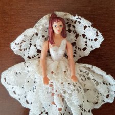 Маленькая куколка на ракушке