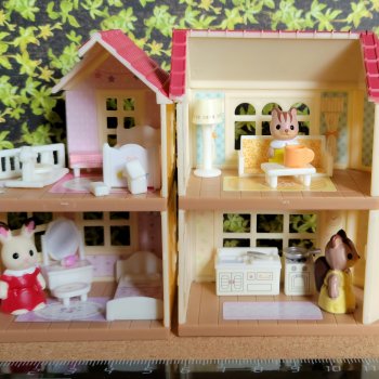 Игрушечный домик для наших кукол