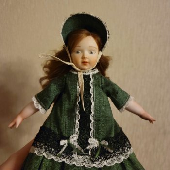 Чудесная маленькая куколка из фарфора и кожи