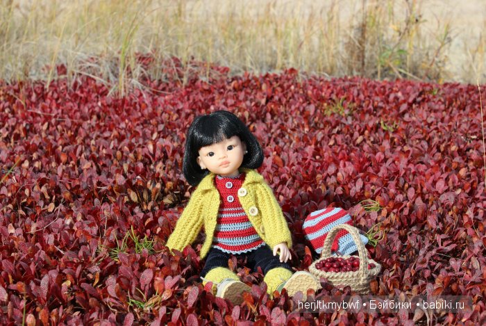 На лужайке.