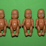 Малыши, девочки и мальчики -детки беременной куколки Petra, высота 3,5 см