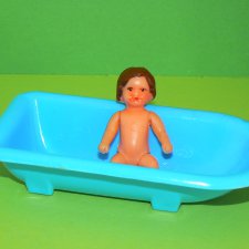 Малышка Аришка в ванной, высота 5,5 см, ГДР