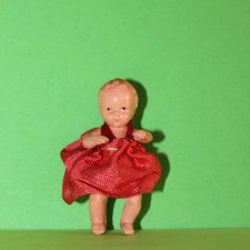 Маленький редкий пупсик Hertwig с кривыми ножками в платьице, высота 5 см