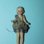Фарфоровая куколка с рельефными волосами, клеймо 8323, высота 7 см