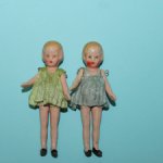 Фарфоровые немецкие куколки сестрички с рельефными волосами, высота 7,5 см