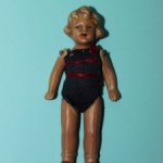 Фарфоровая куколка с рельефными волосами, клеймо 425, высота 9 см