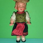 Куколка с красивой лепкой из колкого пластика Sweetheart Germany, высота 16 см