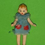 Маленькая фарфоровая куколка с рельефными волосами, высота 7 см