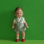 Редкая керамическая куколка с рельефными волосами WOMOE в серых шортиках, высота 9 см