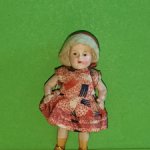 Целлулоидная куколка Minerva с рельефными волосами, высота 7 см