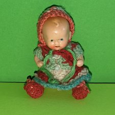 Пупсик керамический Hertwig в шапочке, высота 8 см