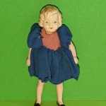 Фарфоровая куколка с рельефными волосами, высота 9 см