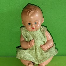 Целлулоидный малыш Caco Caho в зеленом платье, высота 7 см