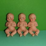 Целлулоидные пупсики Minerva сидячие с рельефными волосами, высота 4,5 см