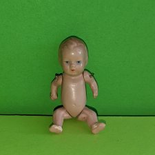 Фарфоровый пупсик с рельефными волосами, высота 6.5 см