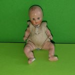 Фарфоровый пупсик в комбинезоне, высота 7 см