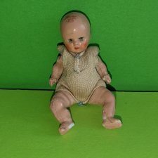 Фарфоровый пупсик в комбинезоне, высота 7 см