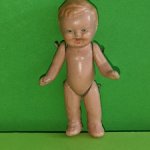 Керамический пупсик Ari с рельефными волосами, высота 7 см