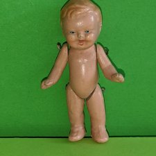 Керамический пупсик Ari с рельефными волосами, высота 7 см