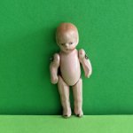 Маленькая керамическая куколка с рельефными волосами, высота 5.5 см