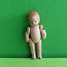 Маленькая керамическая куколка с рельефными волосами, высота 5.5 см