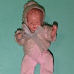 Керамический пупсик Tebu Теоdor Buschbaum в костюмчике, высота 7 см.