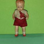 Керамический пупсик Tebu Теоdor Buschbaum в шортиках, высота 9 см.