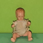 Керамический пупсик Tebu в кофточке, высота 7,5 см