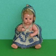 Пупсик из колкого пластика Hertwig со спящими глазками, Германия, высота 7 см